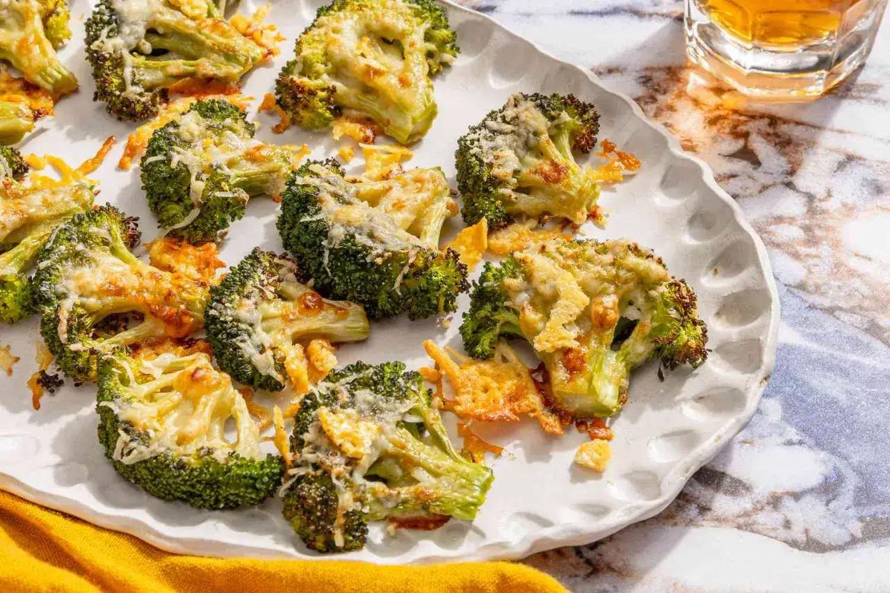 Gerösteter Brokkoli mit geschmolzenem Käse, perfekt zum **Brokkoli kochen** und Genießen.