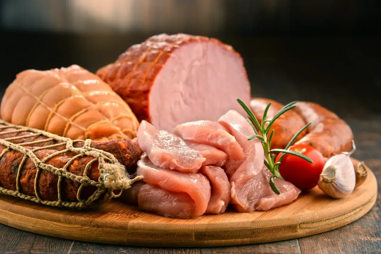 r&oacute;żne rodzaje wędlin: szynka, salami, kiełbasa