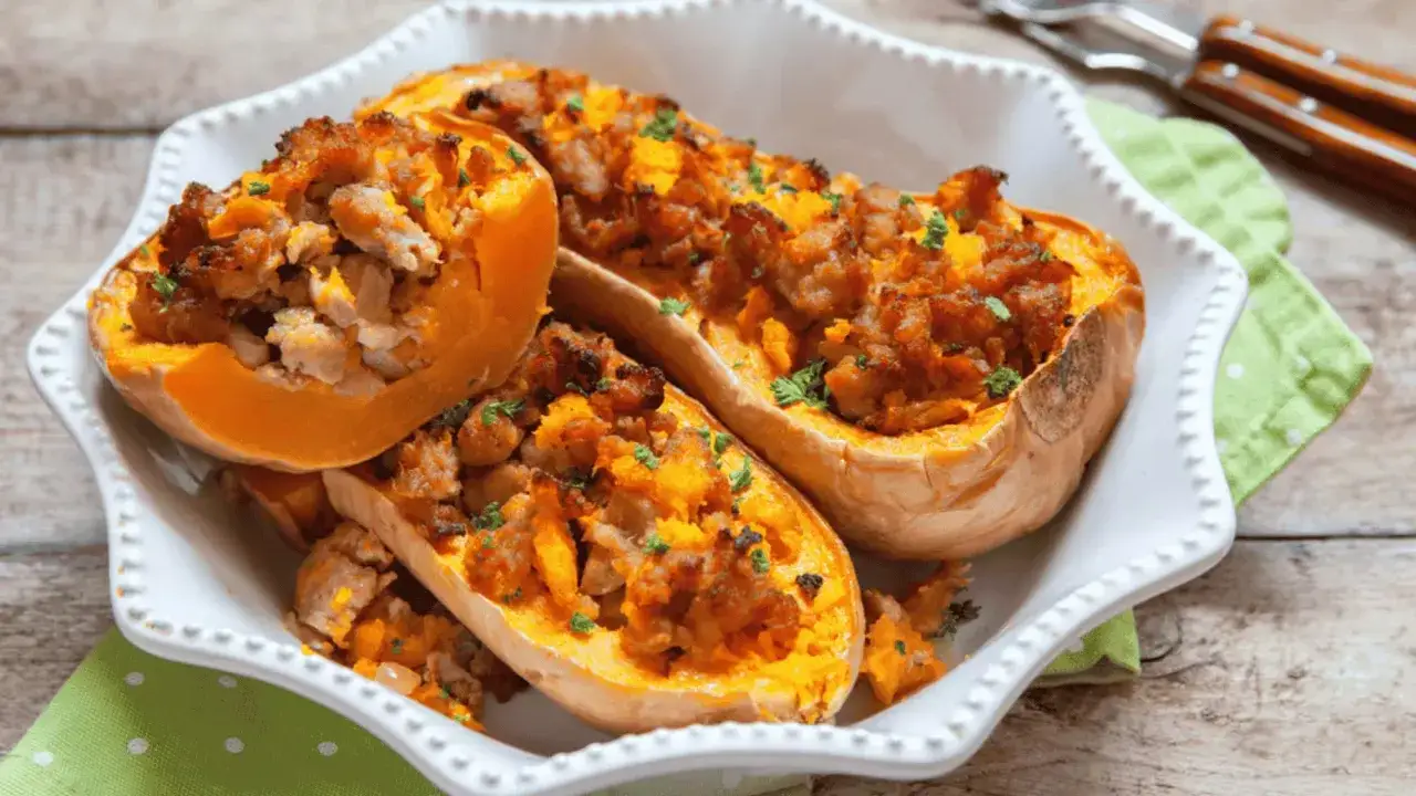 Courges butternut farcies &agrave; la viande, dor&eacute;es et savoureuses, pr&eacute;par&eacute;es &agrave; l'air fryer. Un d&eacute;lice automnal.