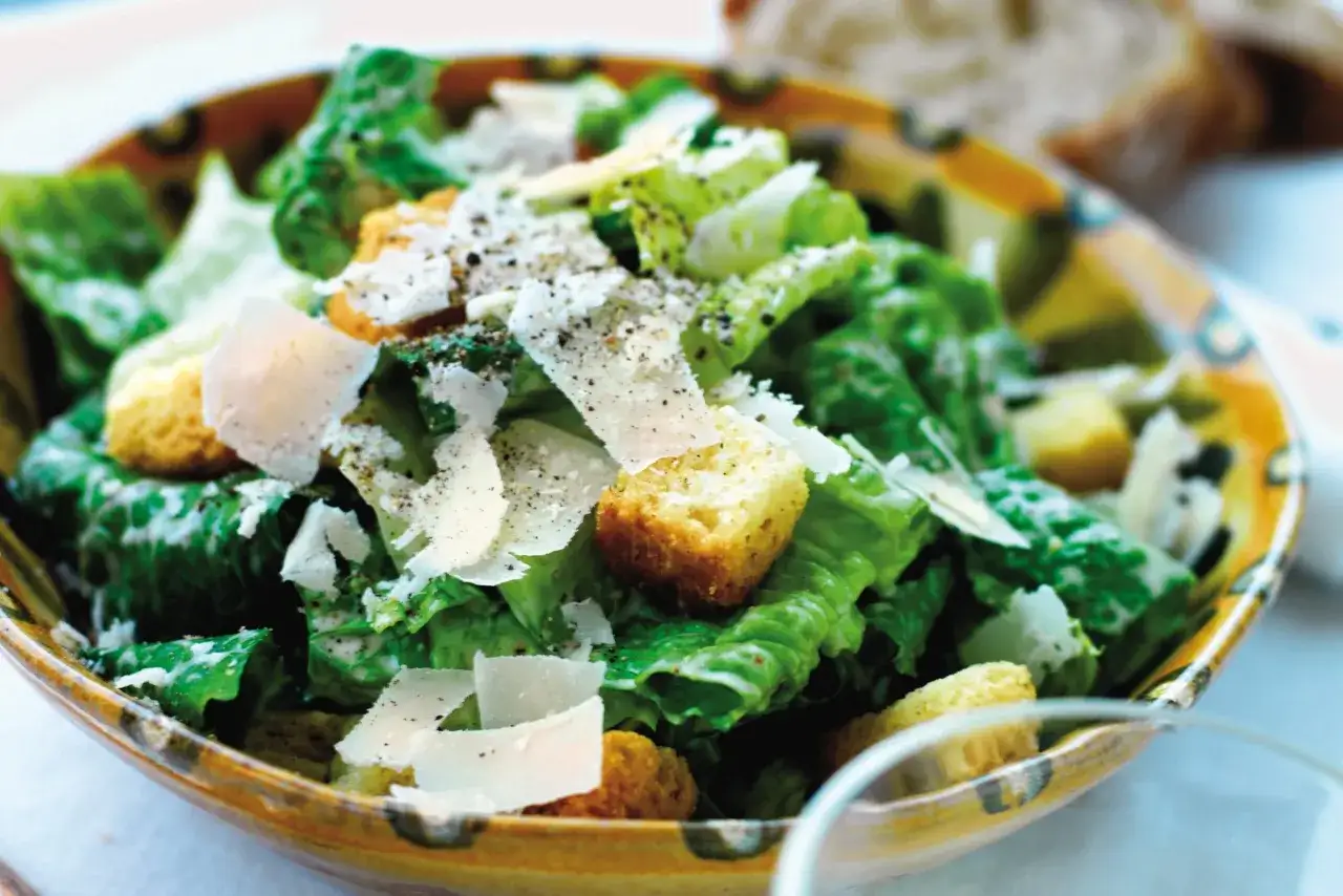 En sk&aring;l med krispig romansallad, krutonger och parmesan, perfekt t&auml;ckt med caesarsallad dressing.