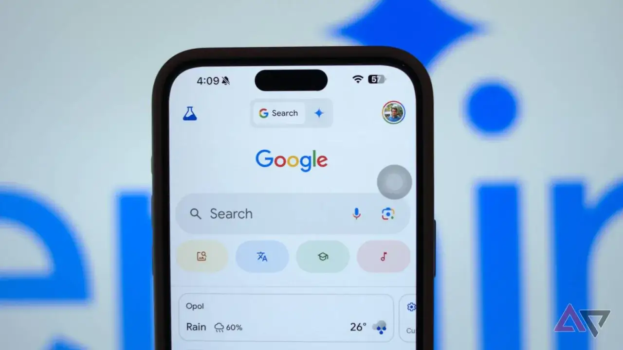 Telefon z aplikacją Google. Widoczny pasek wyszukiwania, ikona mikrofonu do wyszukiwania głosowego i prognoza pogody.