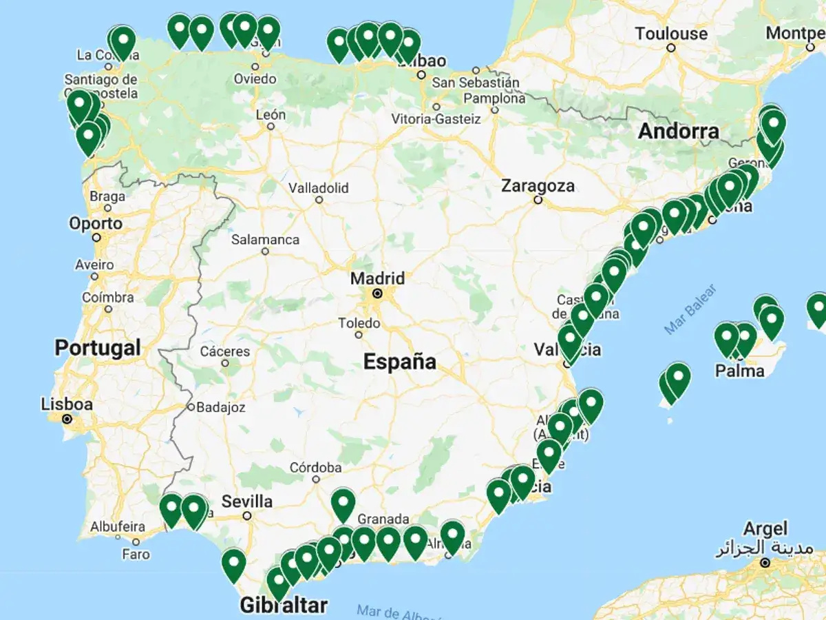Mapa de España y Portugal con marcadores verdes indicando playas para ir con perros.