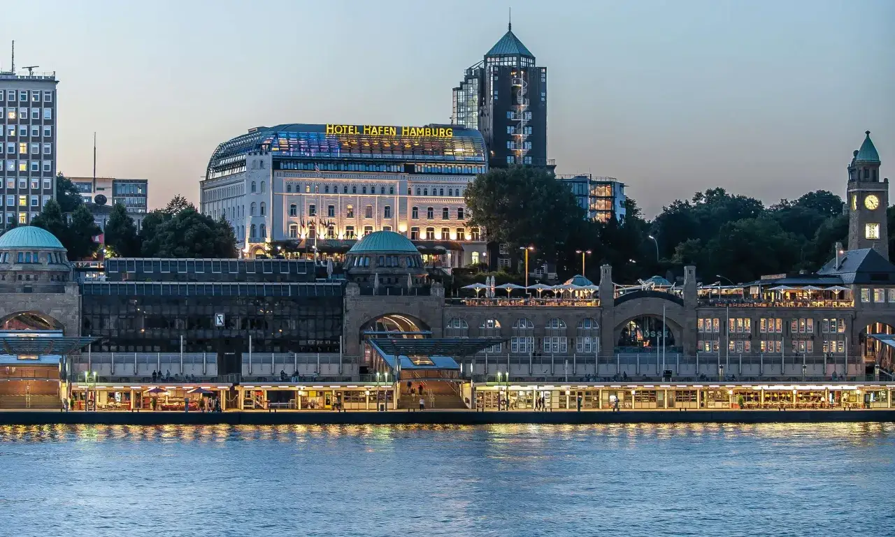 Hotel Hafen Hamburg Außenansicht Landungsbrücken
