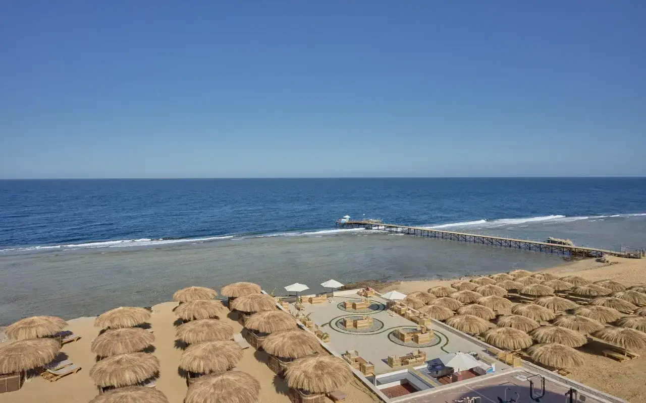 Piękna plaża z parasolami i pomostem, idealne miejsce na relaks. Diamond beach by Pearl Resort zaprasza!