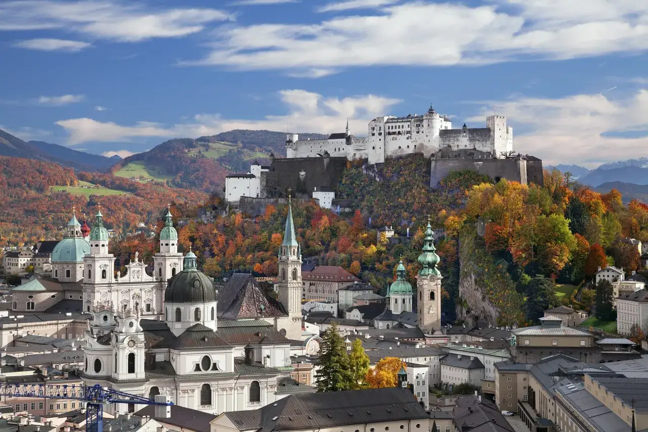 Widok na Salzburg jesienią. Zamek Hohensalzburg g&oacute;ruje nad miastem z kopułami kościoł&oacute;w. Ceny w Austrii mogą być r&oacute;żne, ale widoki są bezcenne.