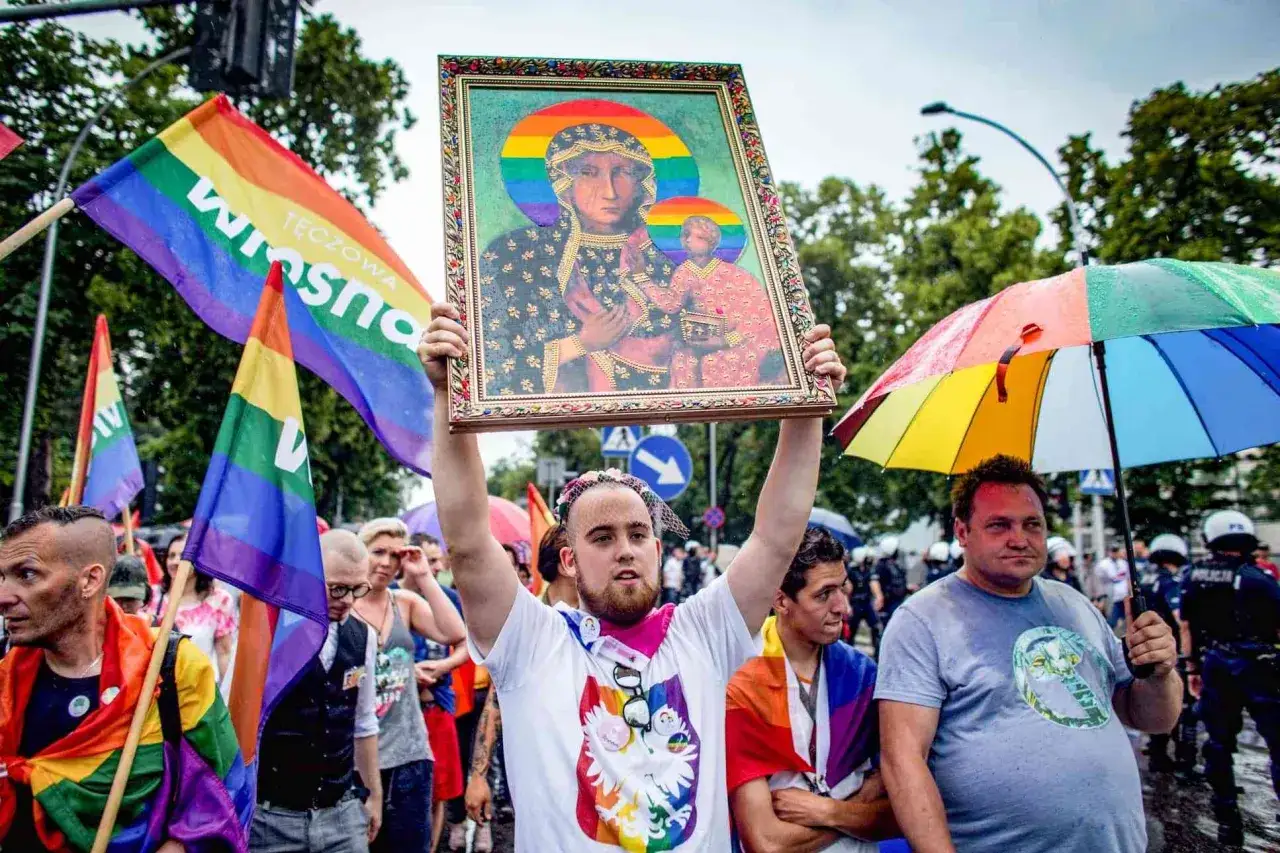 Mężczyzna niesie obraz Matki Boskiej z tęczową aureolą, obok tęczowe flagi. Dla niektórych to profanacja, dla innych symbol akceptacji.