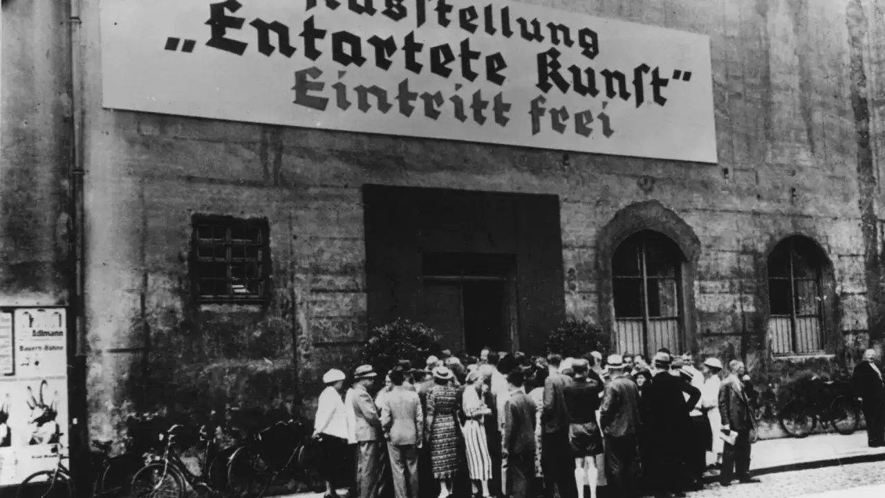Menschen stehen vor einem Gebäude mit der Aufschrift