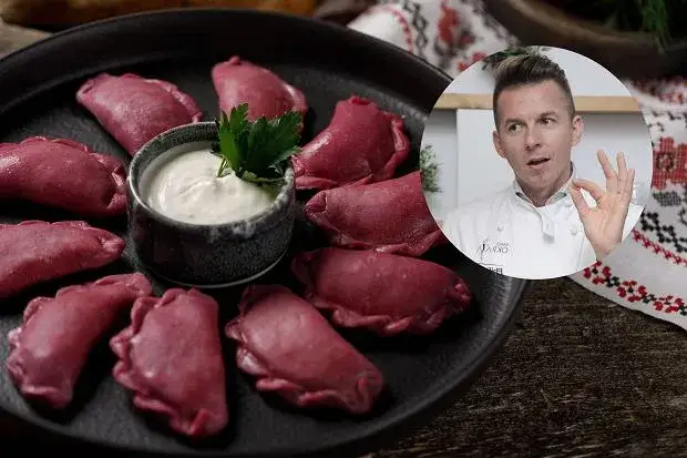 idealnie ugotowane pierogi na talerzu z okrasą