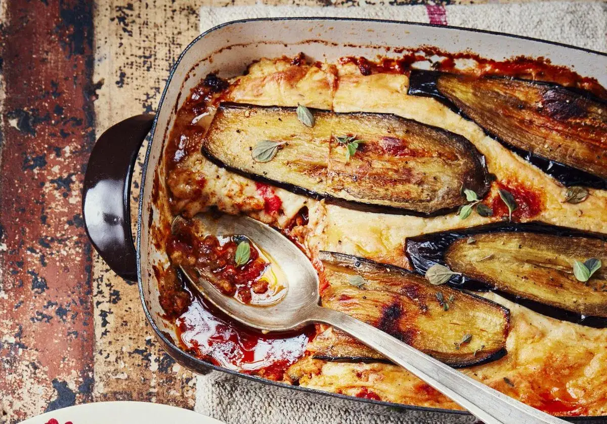 Un plat de moussaka gratinée, avec des aubergines dorées et une sauce tomate savoureuse. Une recette parfaite pour un repas réconfortant.