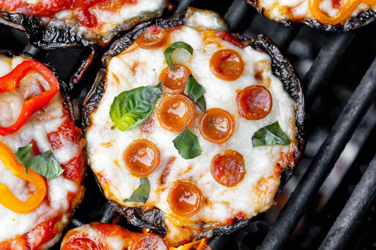 Grillowane pieczarki z serem i pepperoni – idealne, co na grilla tanio i smacznie.