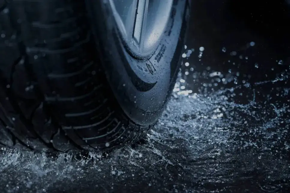 aquaplaning na mokrej drodze