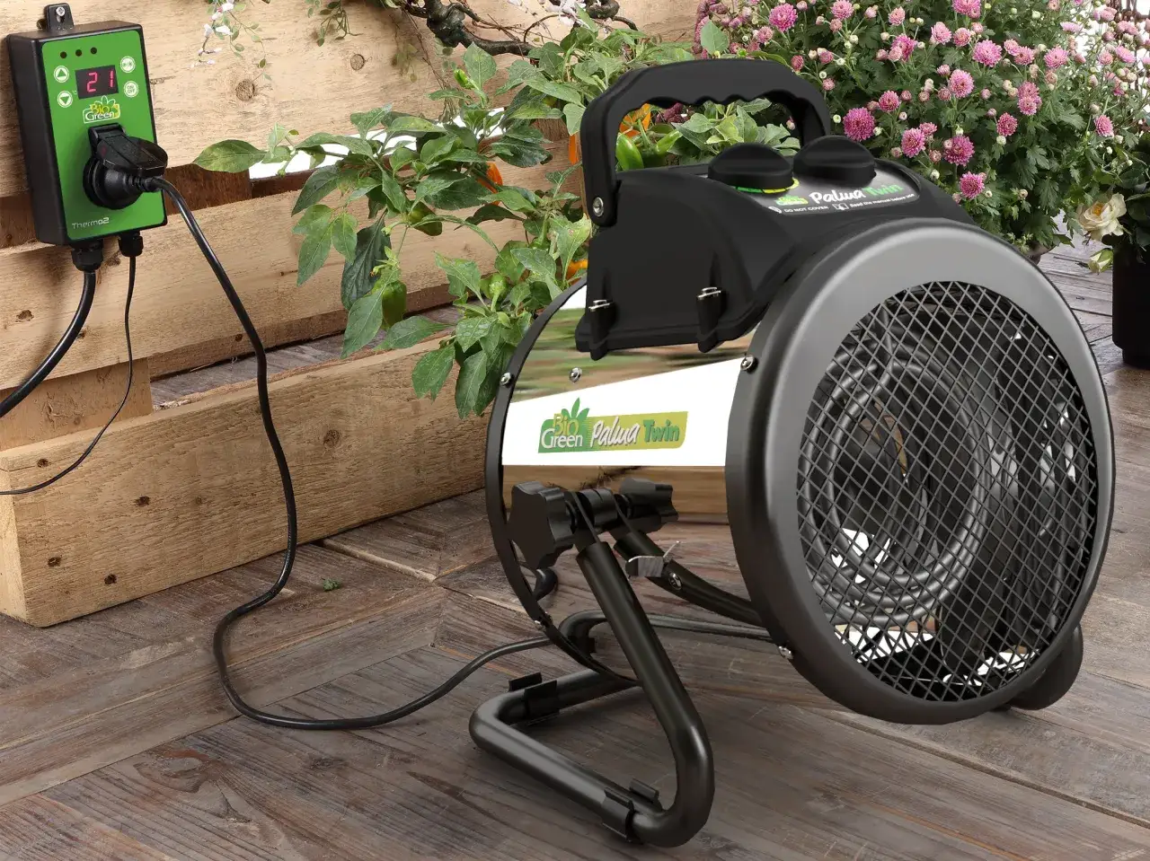 En gr&ouml;n termostat kopplad till en v&auml;rmefl&auml;kt, perfekt f&ouml;r att ge dina v&auml;xter den v&auml;rme de beh&ouml;ver med ecoheat.