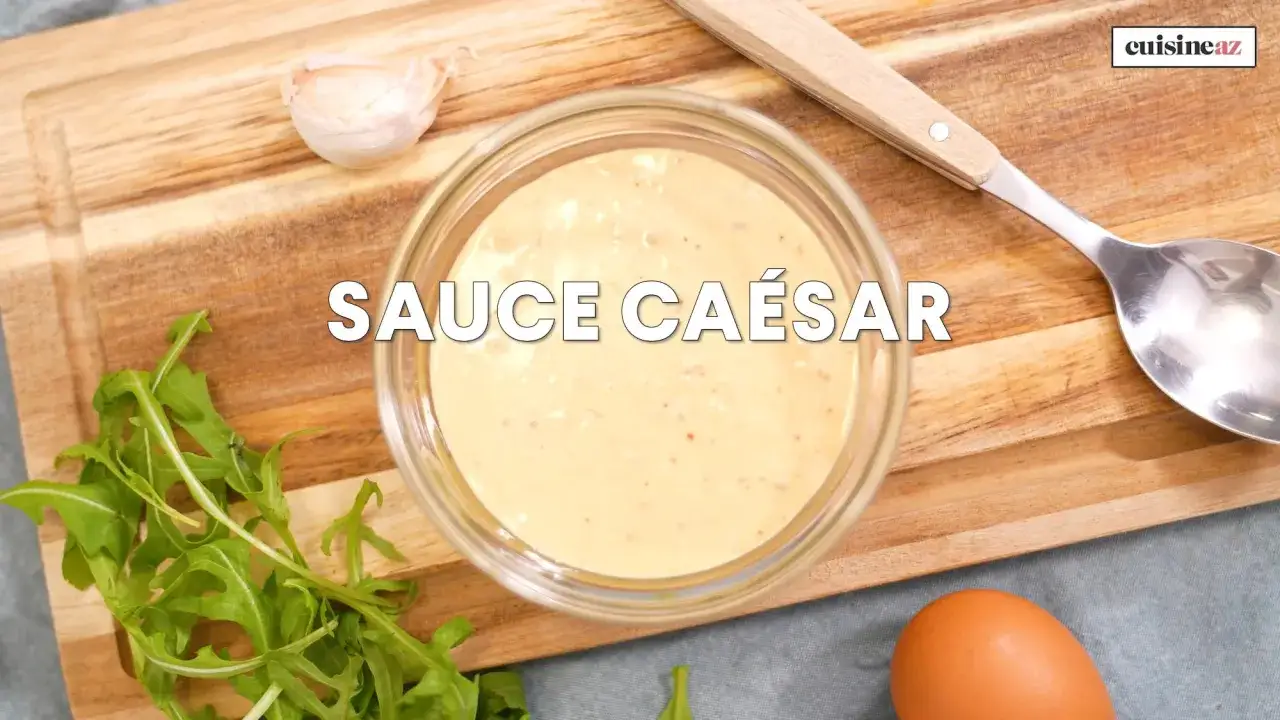Un bol de sauce César crémeuse sur une planche en bois, avec de la roquette, de l'ail et un œuf.