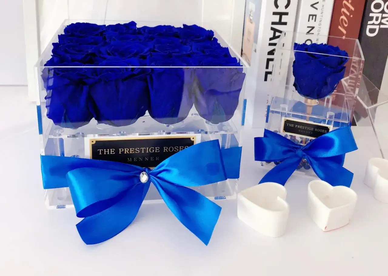 Cajas acr&iacute;licas con rosas azules, un regalo elegante. El significado de flores para hombres puede ser admiraci&oacute;n y respeto.