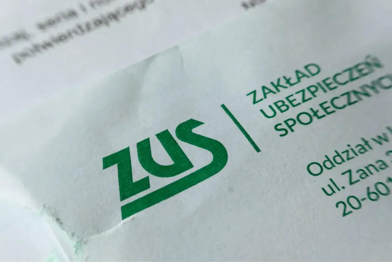 Fragment dokumentu ZUS z zielonym logo. Potwierdzenie stażu pracy, klucz do emerytury stażowej.