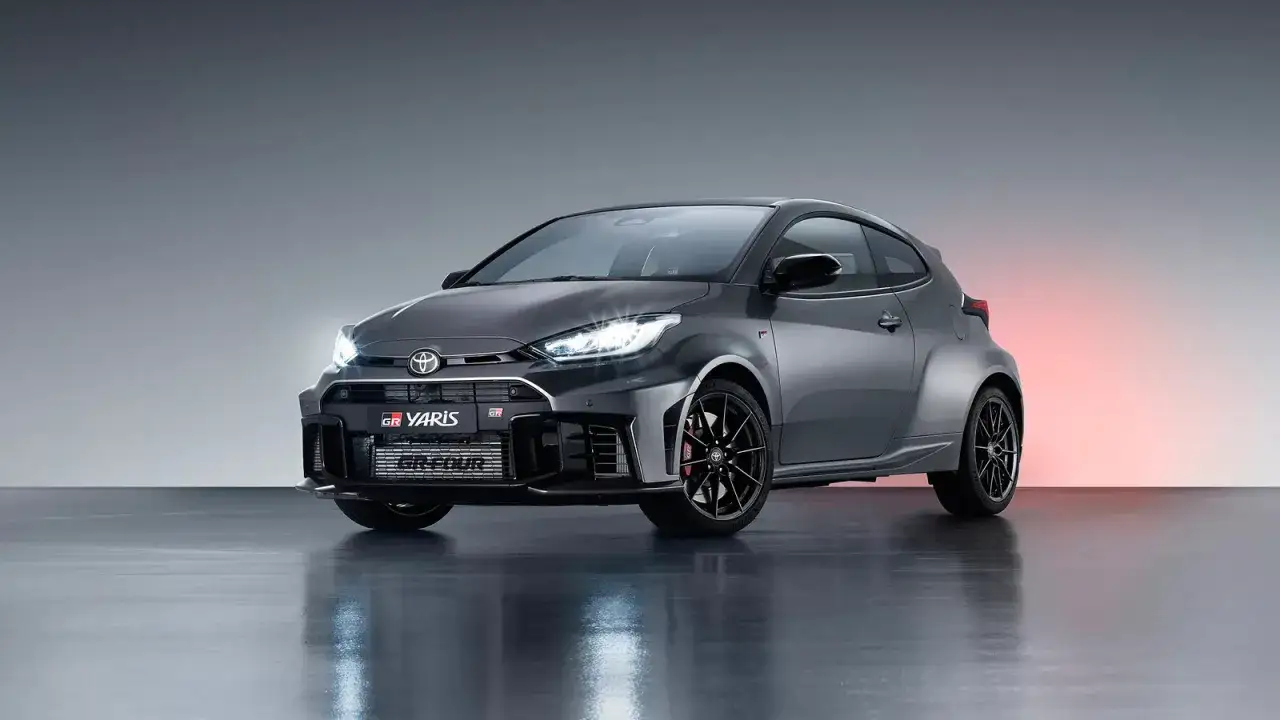 Szary Toyota GR Yaris z czarnymi felgami i agresywnym zderzakiem, gotowy do podboju dróg.