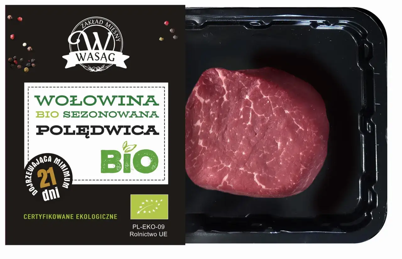 Sezonowana polędwica wołowa BIO, dojrzewająca minimum 21 dni. Mięso w czarnej wytłoczce, obok logo Wasąg i certyfikaty ekologiczne.