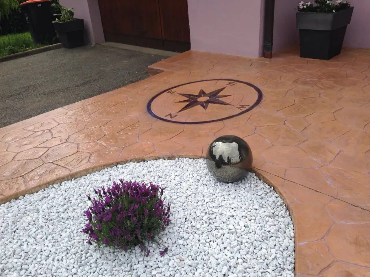 Detalle de c&oacute;mo hacer hormig&oacute;n impreso con un dise&ntilde;o de br&uacute;jula y una esfera decorativa.