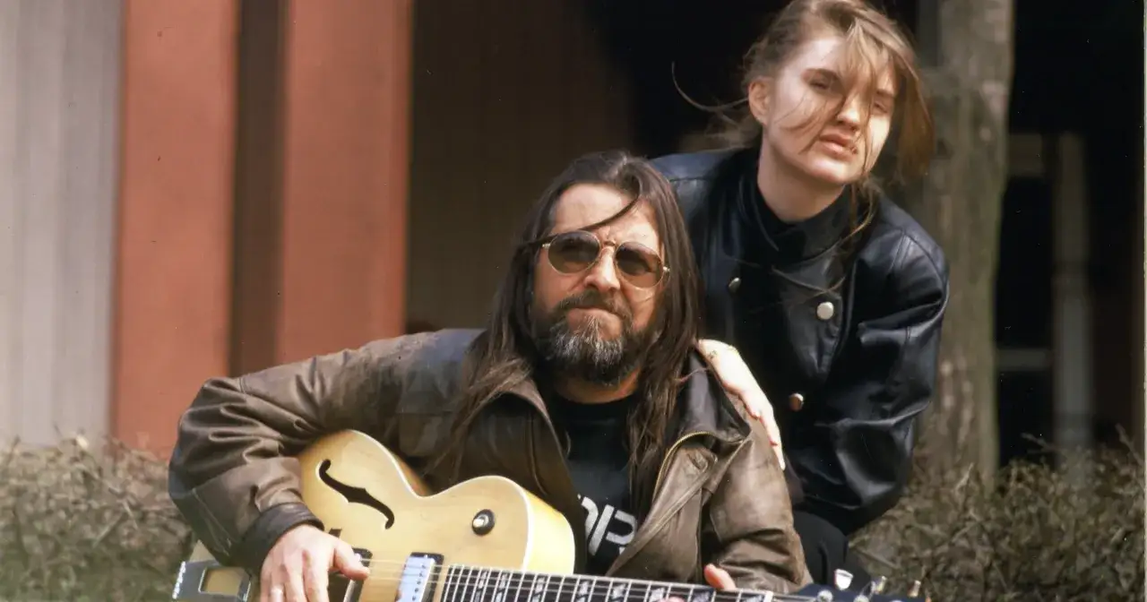 Grażyna Dramowicz biografia: muzyk z gitarą i młoda kobieta w sk&oacute;rzanej kurtce.