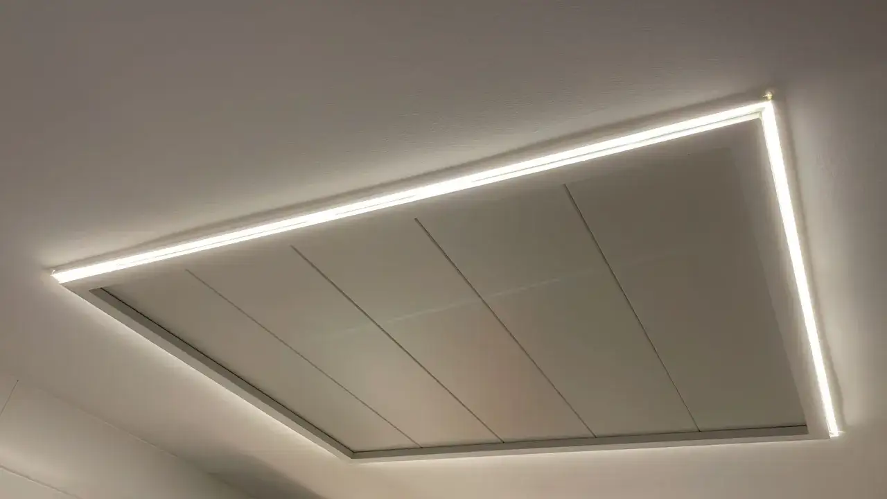 Techo desmontable moderno para ba&ntilde;o con iluminaci&oacute;n LED integrada. Explora tipos de techos desmontables para ba&ntilde;os.