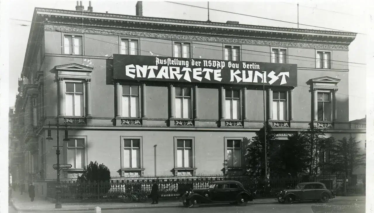 Fassade mit Banner 