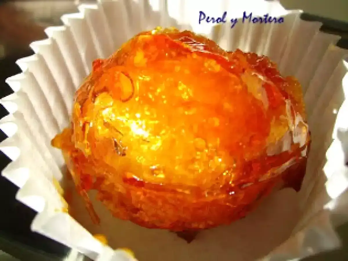 Un delicioso tocino de cielo, brillante y dorado, reposa en un capuchón de papel blanco.