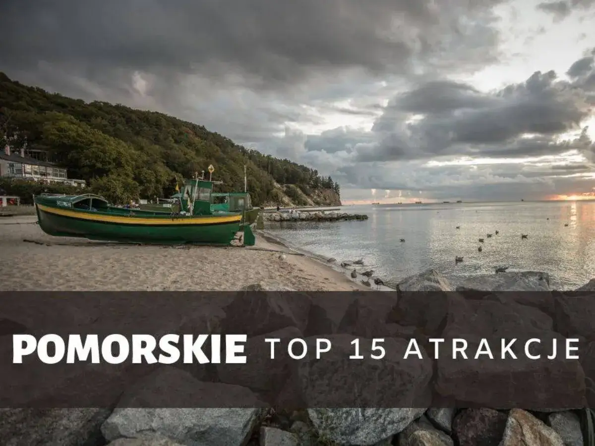 Zielona łódź na plaży, morze i zachmurzone niebo. Odkryj mało znane miejsca na Pomorzu i ich top 15 atrakcje.