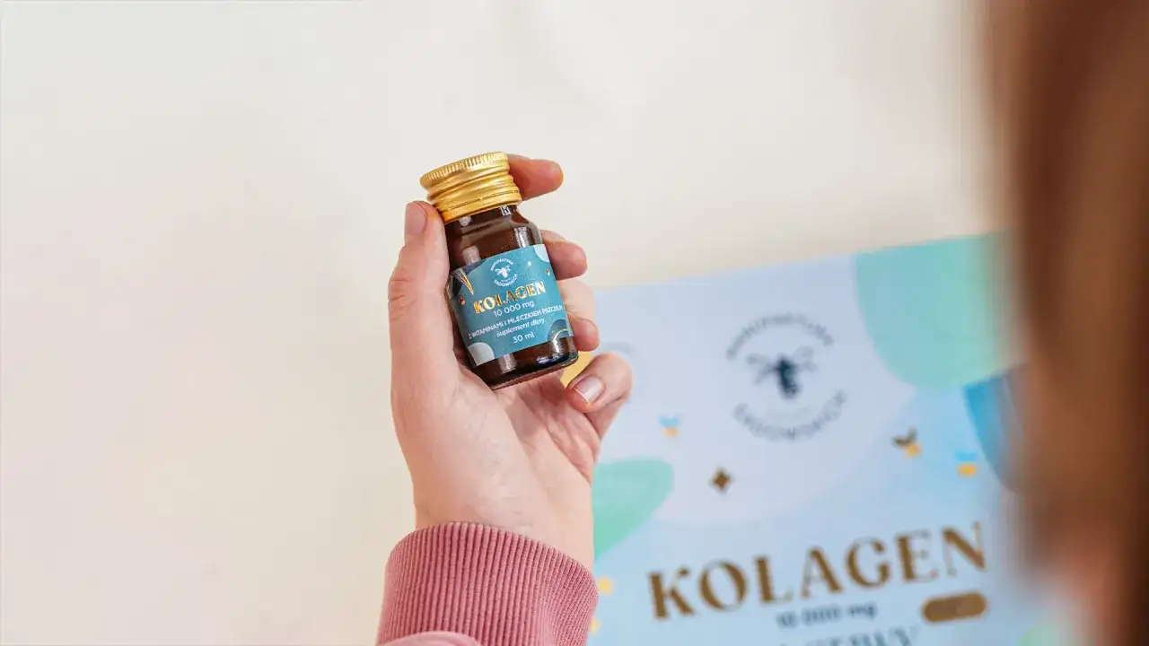 Dłoń trzyma buteleczkę z napisem