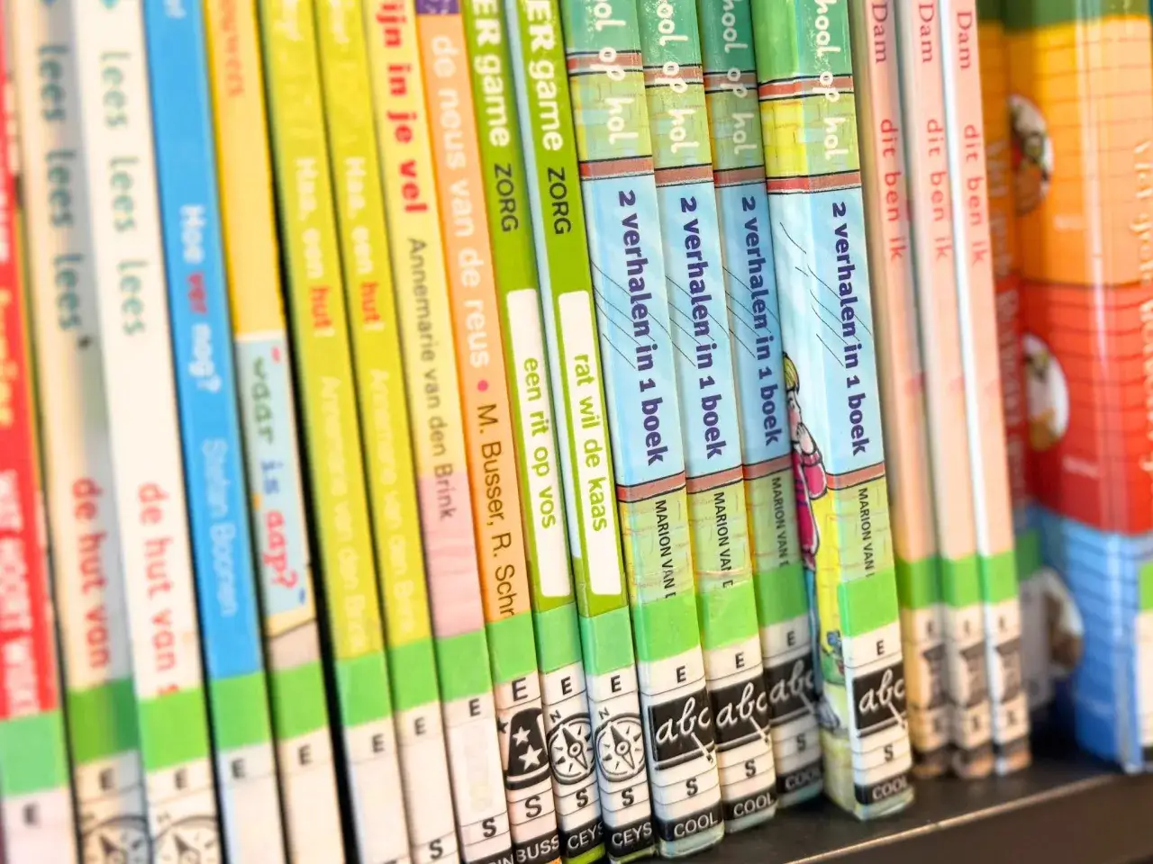 Boekenplank met kinderboeken, waaronder titels als