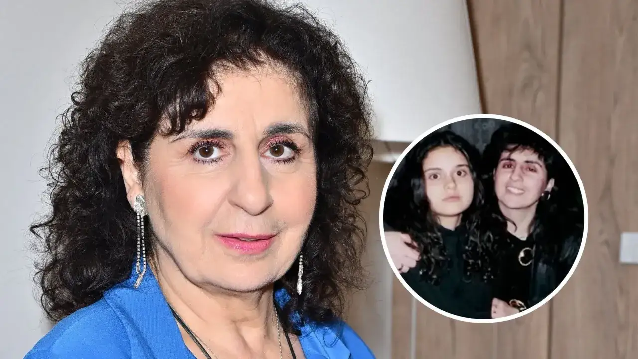 Eleni z córką, wspominając trudne chwile, w tym zdjęcia z pogrzebu córki.