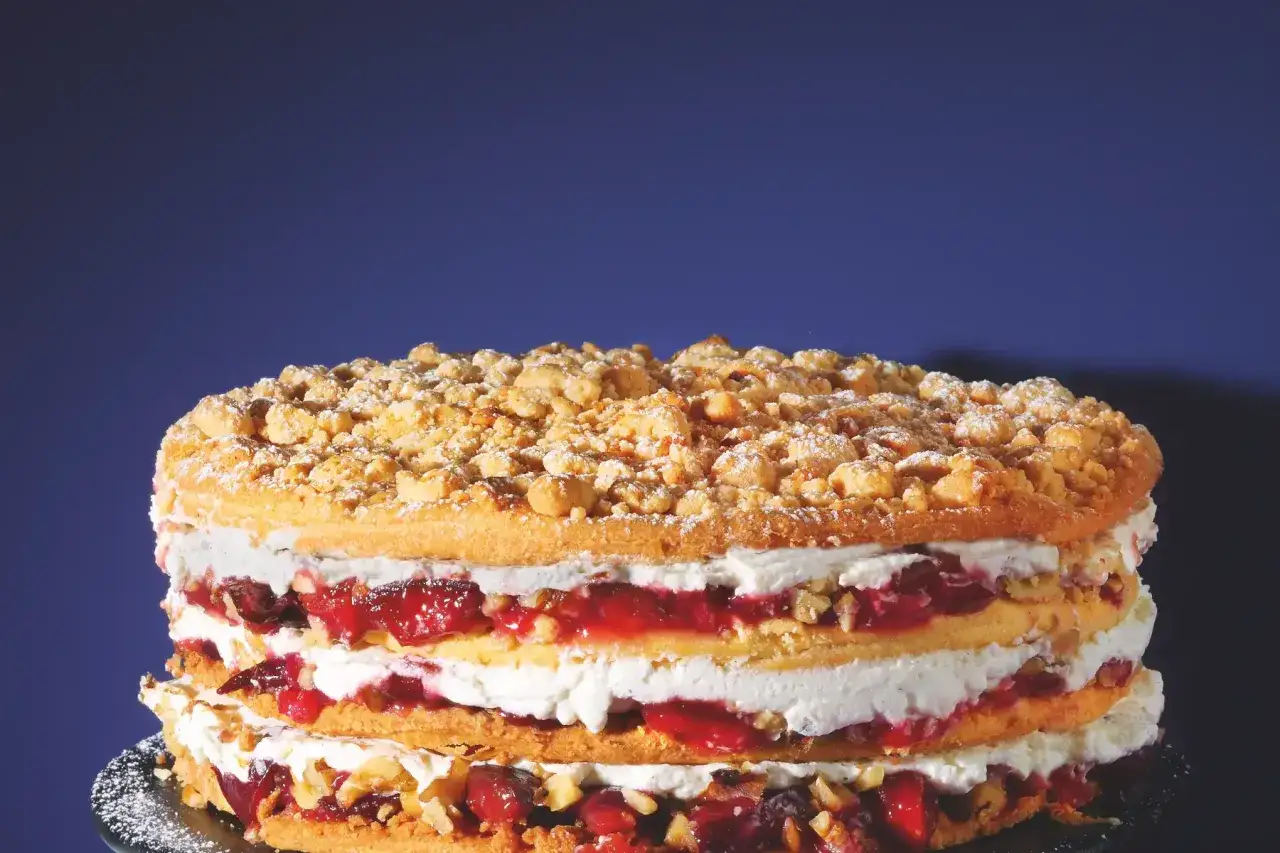 Schichtkuchen mit Kirschen und Sahne, bestreut mit Streuseln. Ein köstliches Friesentorte Rezept zum Nachbacken.