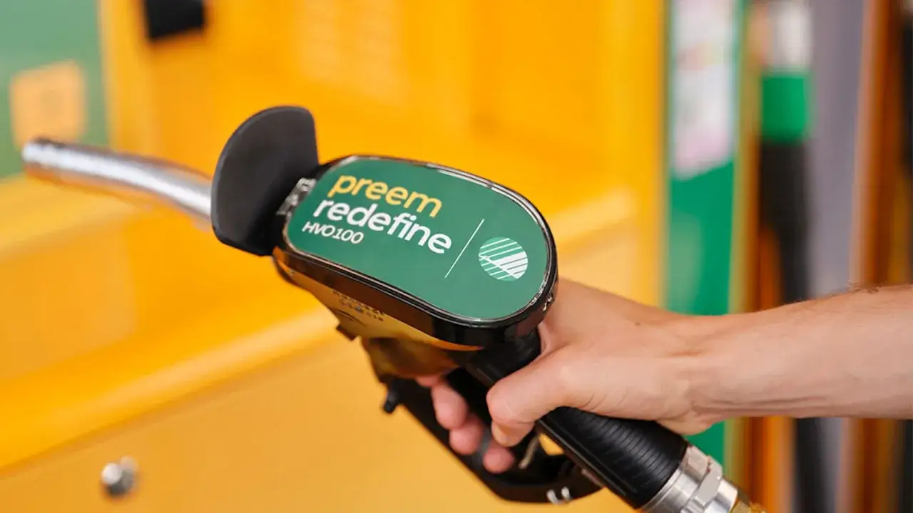 Hand h&aring;ller Preem redefine HVO100-pump. Ett steg mot l&auml;gre utsl&auml;pp och ett b&auml;ttre hvo100 pris.