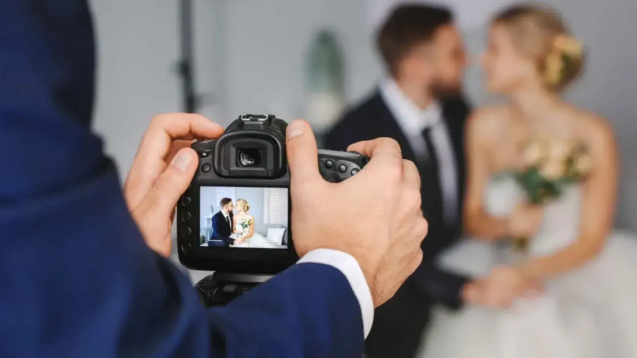 para młoda podpisująca umowę z fotografem