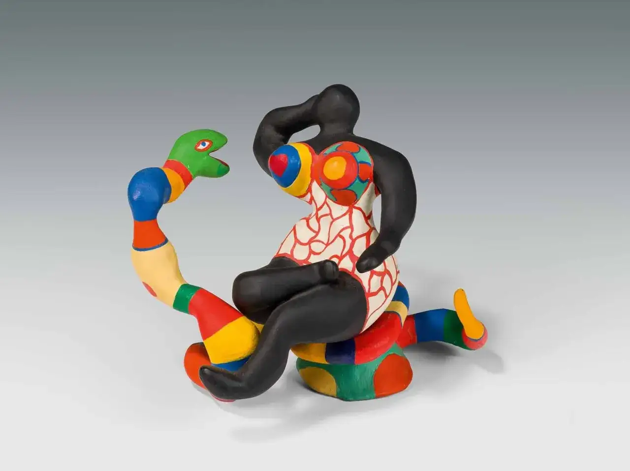 Sculpture color&eacute;e de Niki de Saint Phalle, une femme noire assise sur un serpent multicolore. Une &oelig;uvre qui pourrait valoir un prix d'art.