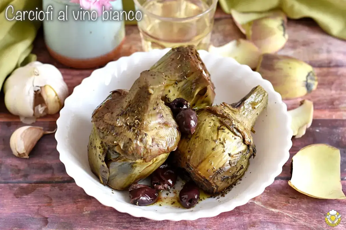 Artichauts au vin blanc, une recette savoureuse avec ail et olives noires. Un plat simple et délicieux.