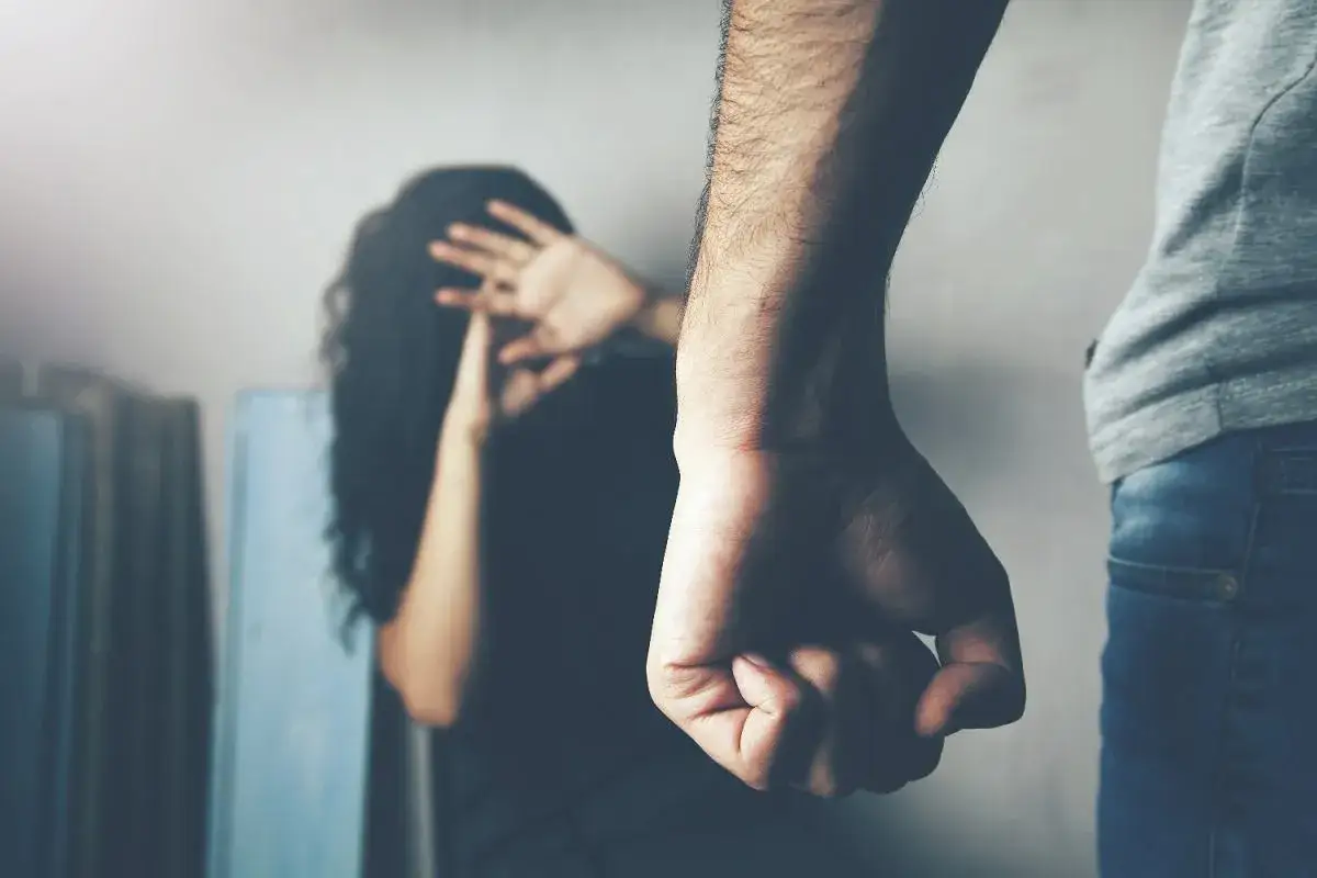 Mężczyzna grozi kobiecie, która zasłania twarz. Scena sugeruje znęcanie psychiczne, test na wytrzymałość.