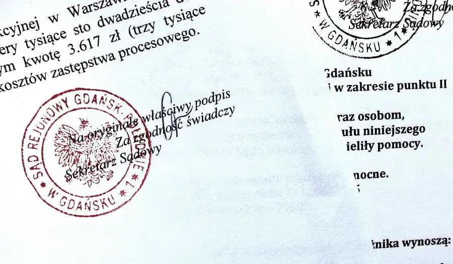 Pieczęć klauzuli wykonalności na dokumencie sądowym