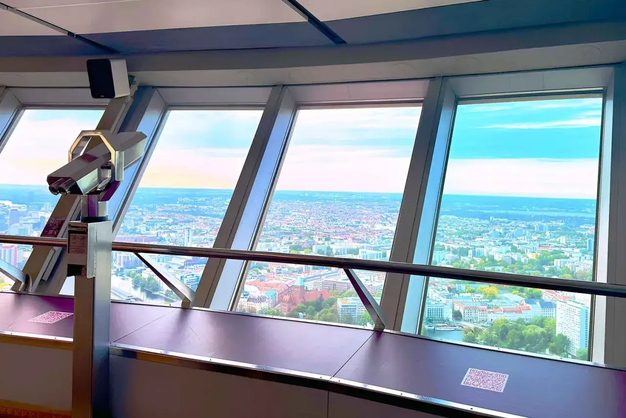 Widok z wieży telewizyjnej w Berlinie. Bilety na górę otwierają drogę do tej panoramy.