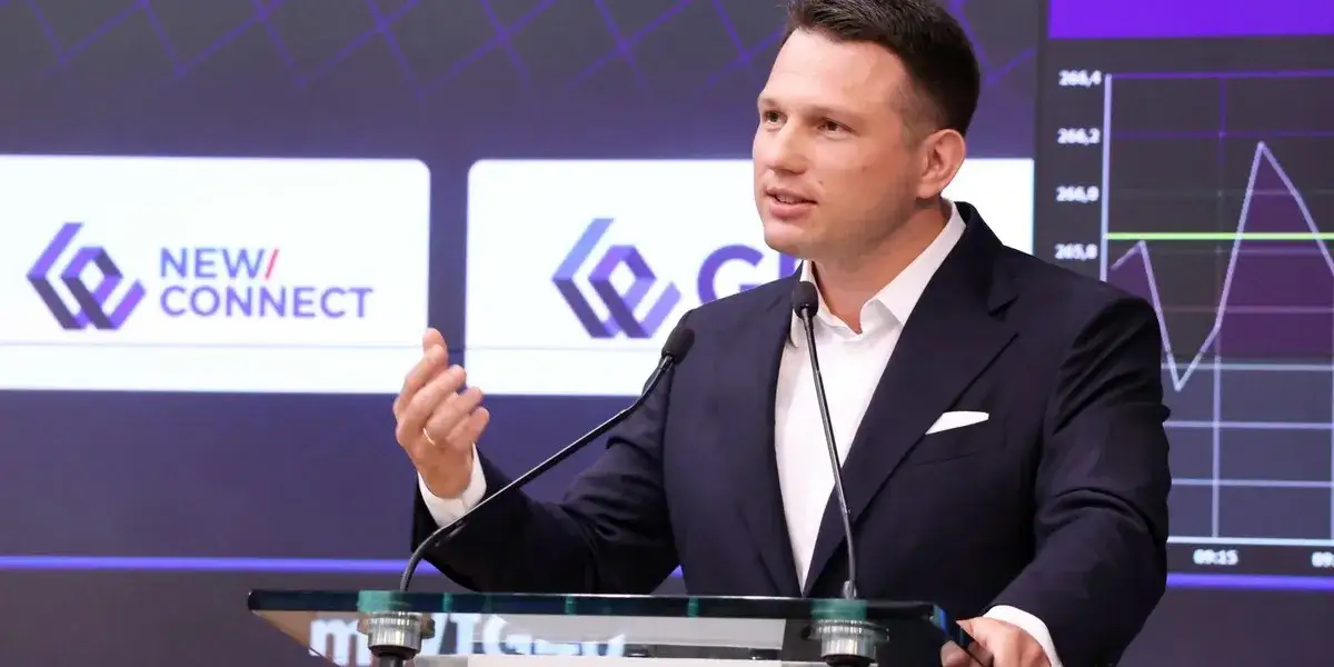 Sławomir Mentzen w biurze kancelarii podatkowej