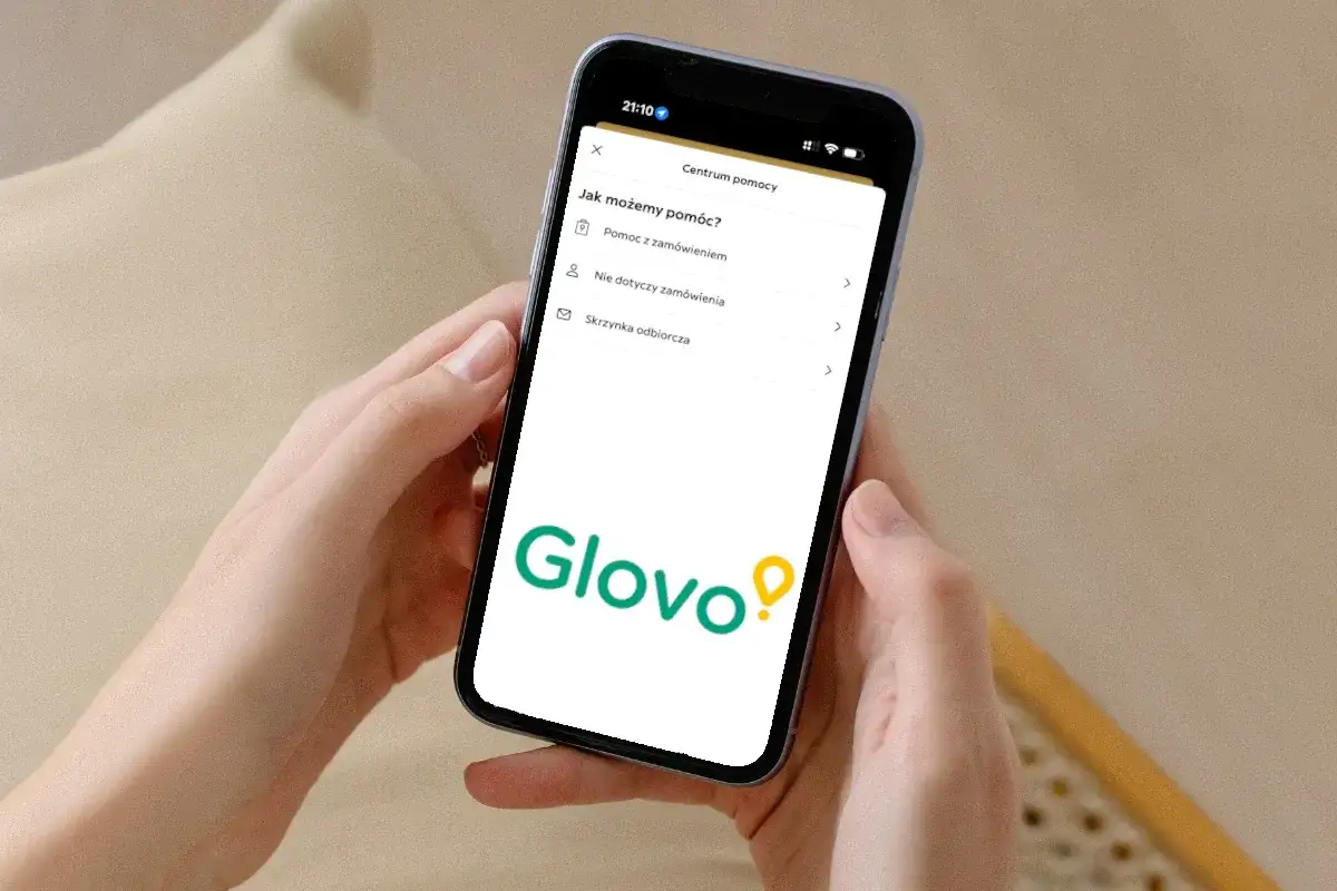 Na ekranie telefonu widać aplikację Glovo z sekcją 