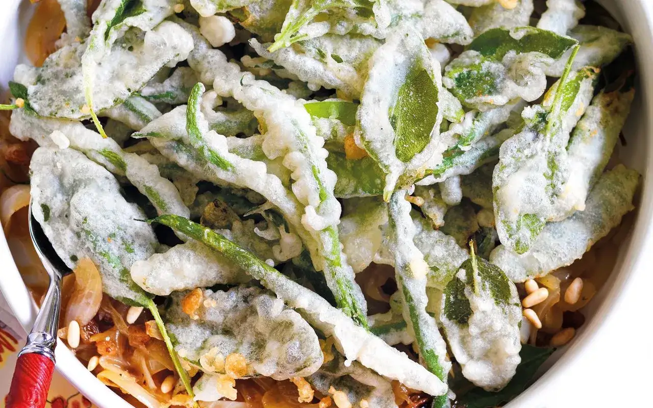 Fagiolini e foglie di salvia in pastella croccante, un'idea sfiziosa per le tue ricette con salvia.