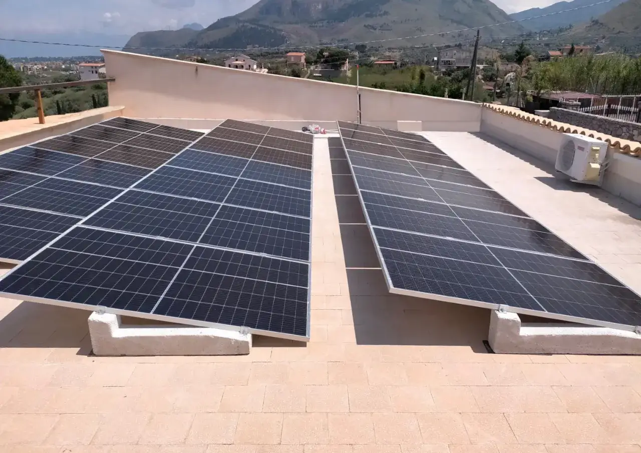 Pannelli solari su un tetto, pronti a generare energia per decenni. Quanto durano i pannelli solari? Molto a lungo!
