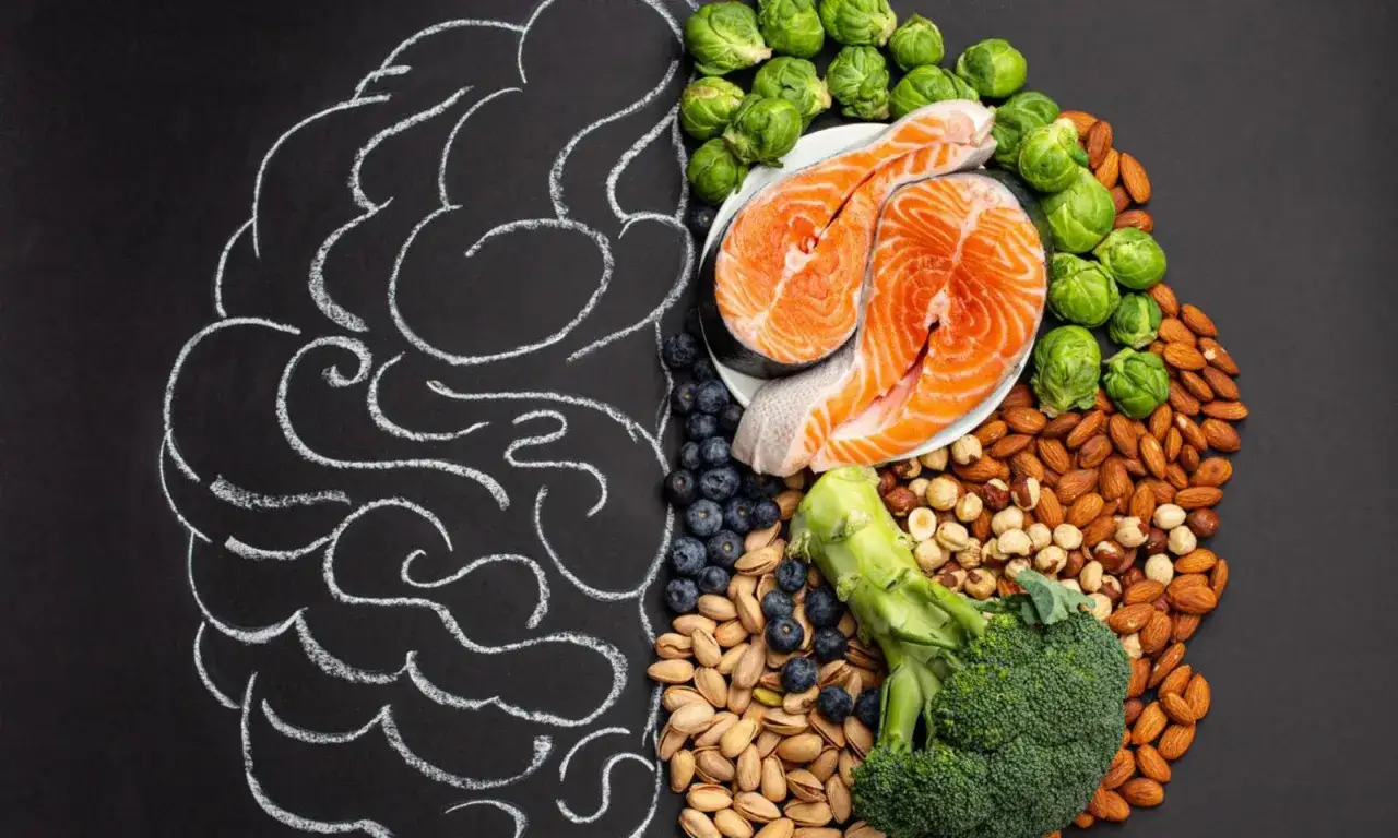 Cerveau dessiné à la craie, à côté de saumon, myrtilles, brocolis, choux de Bruxelles et noix. Une alimentation saine pour un régime sans sucre.