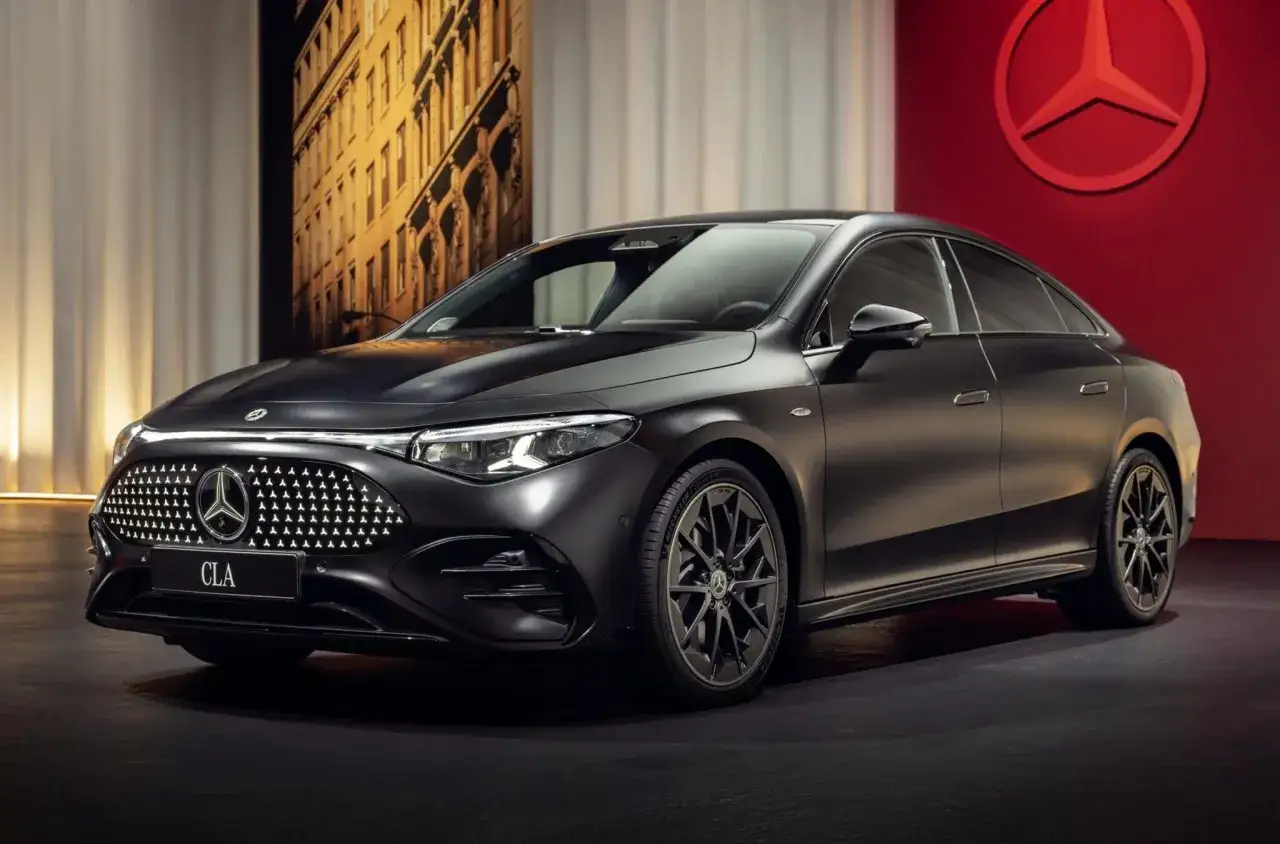 Elegancki, czarny Mercedes CLA na tle czerwonej ściany z logo. Poznaj jego fascynujące mercedes cla dane techniczne.