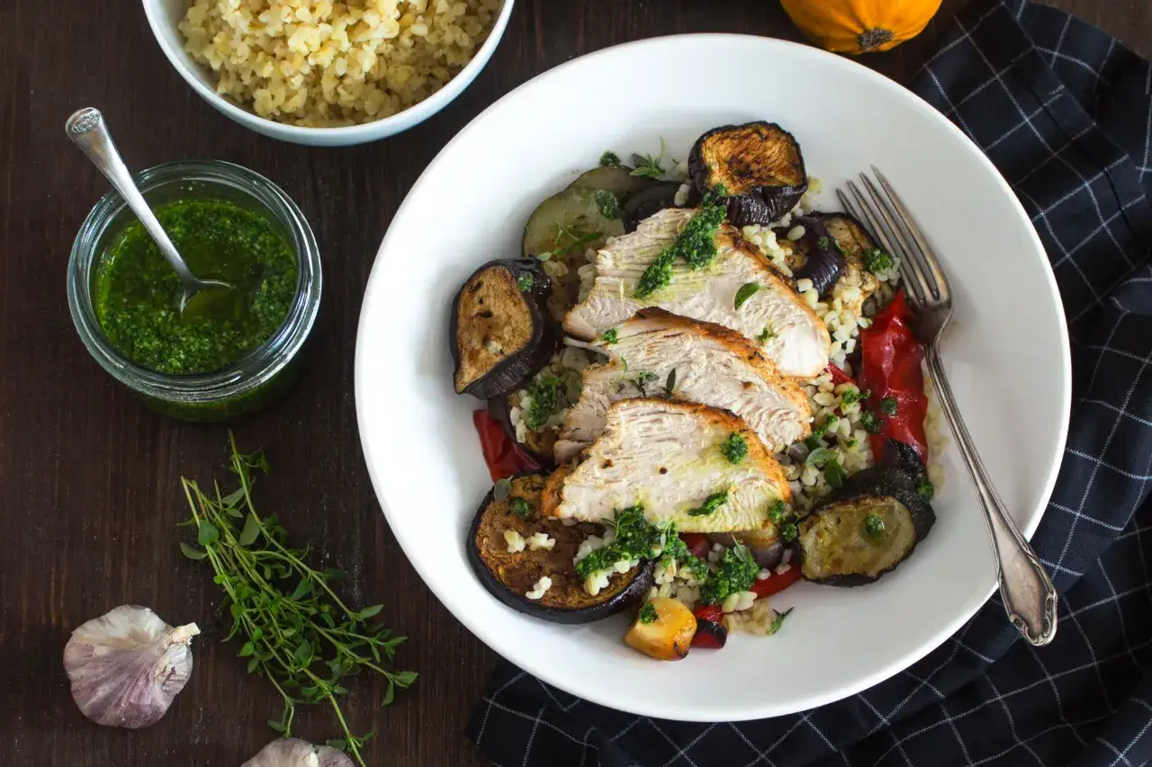Pyszne danie z kurczakiem, grillowanymi warzywami i kaszą. Pesto dodaje świeżości, idealne do tego, co zrobić z pesto.
