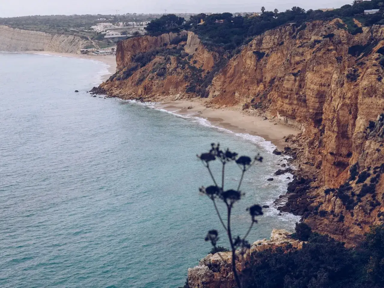 Widok na klify i plażę, gdzie widać, że Portugalia leży nad morzem.
