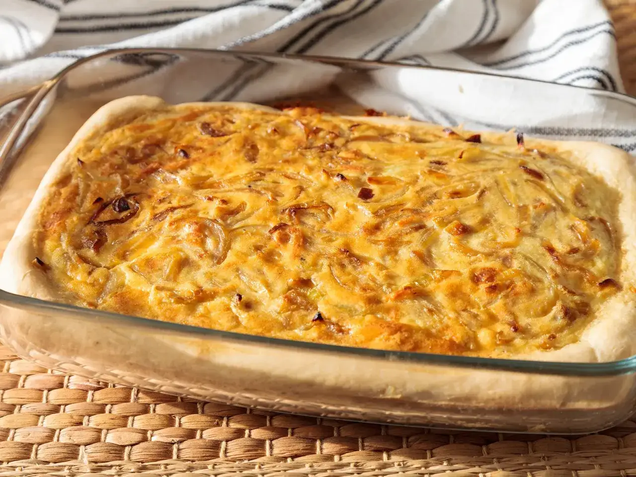 Frisch gebackener Zwiebelkuchen im Glas, bereit zum Servieren. Ein köstliches Rezept für jeden Anlass.