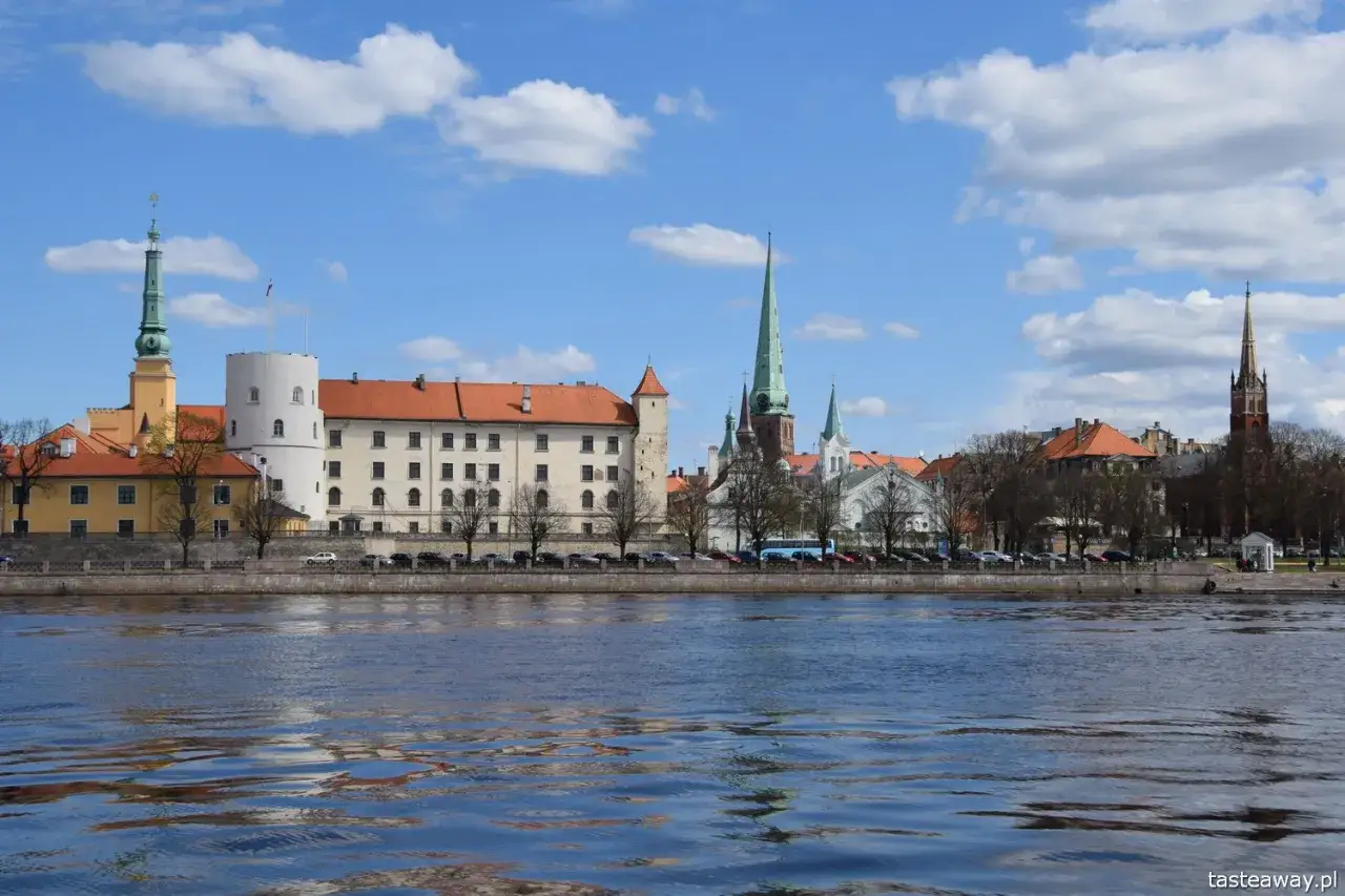 Ryga co zobaczyć: panorama Starego Miasta z Zamkiem Ryskim i wieżami kościołów nad rzeką Dźwiną.