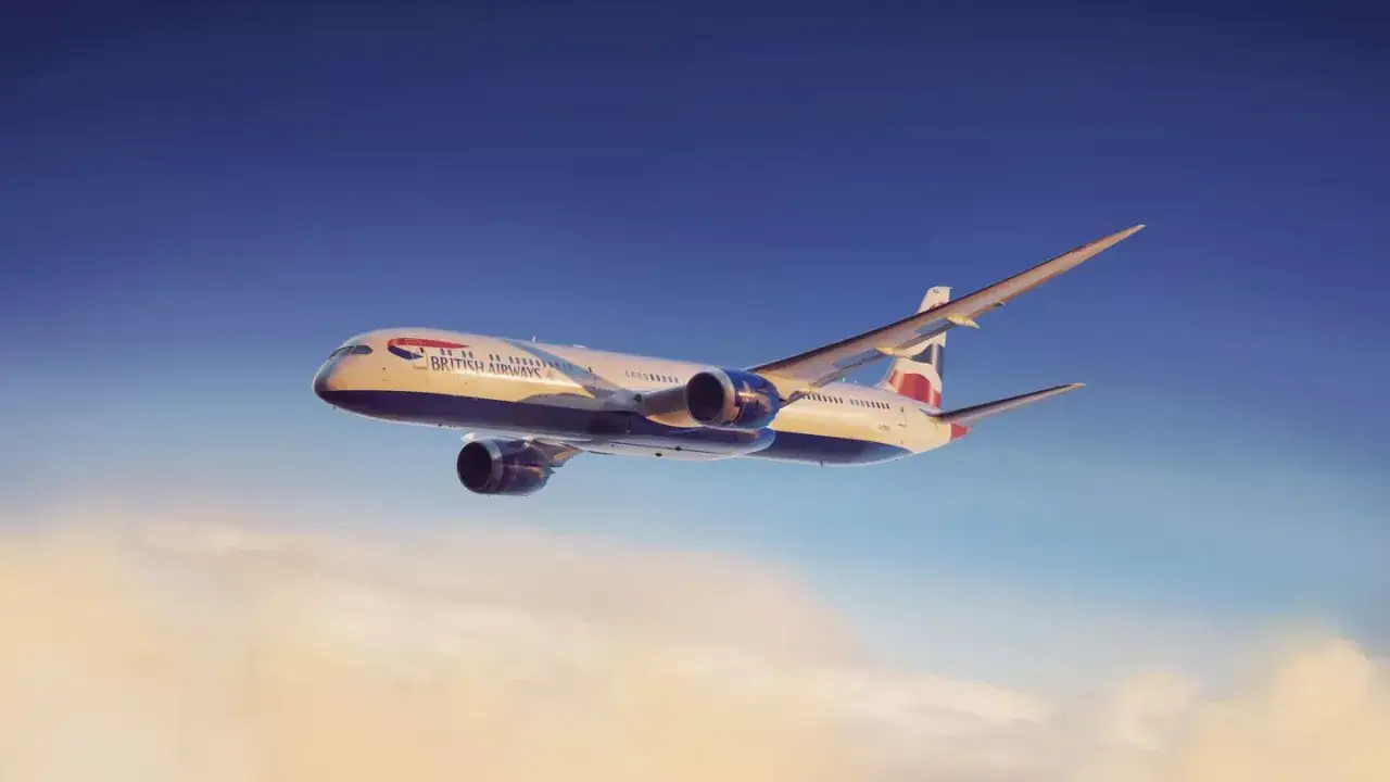 Boeing 787-10 British Airways wznosi się ponad chmurami, lśniąc w promieniach słońca.