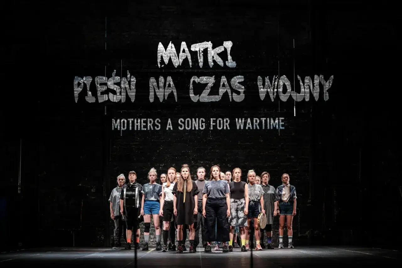 Grupa kobiet na scenie podczas sztuki teatralnej po angielsku 
